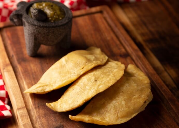 Empanadas de maíz y plátano macho con carne molida