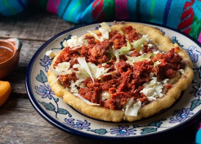 Sopes de frijol con chorizo