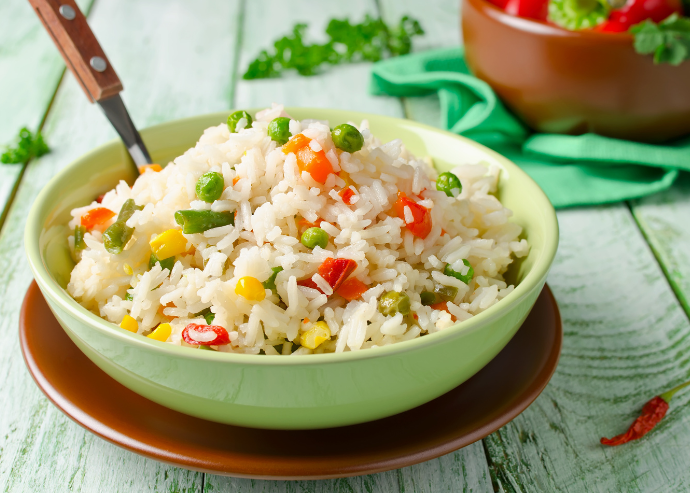 Arroz blanco con zanahoria y guisantes