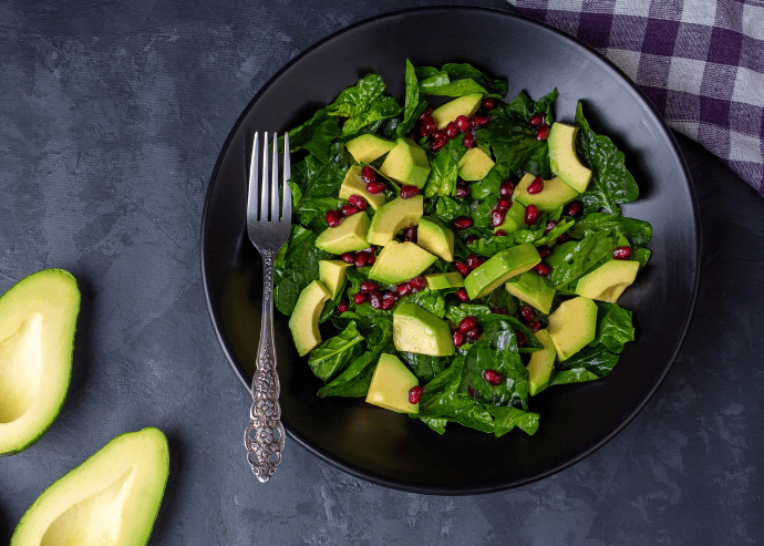 Ensalada de tres lechugas y espinaca con aderezo de chile pasilla