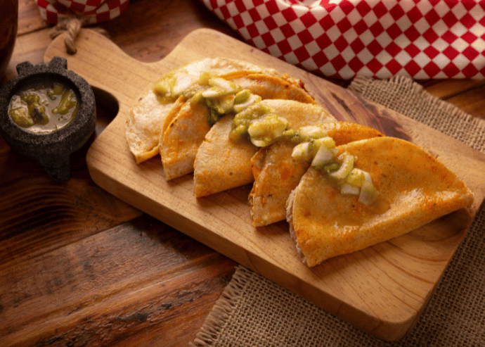 Tacos sudados de papa y chicharrón