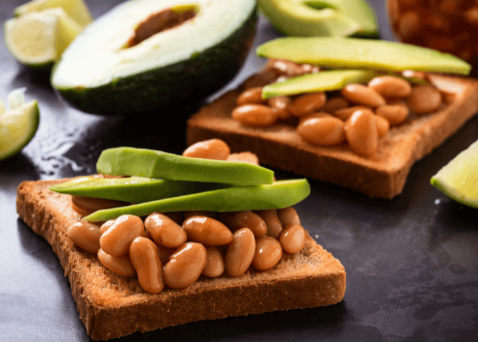 Frijoles con queso y aguacate