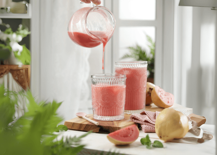 Agua de jamaica con guayaba
