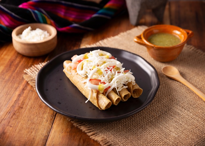 Tacos dorados de pollo