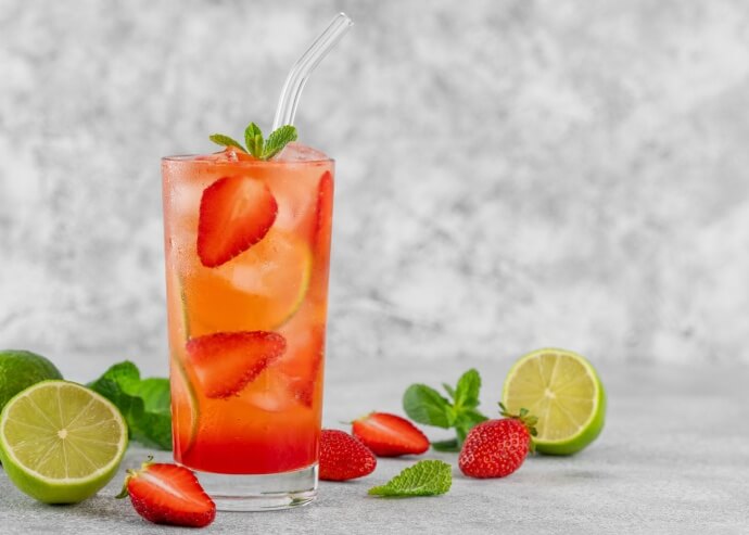 Agua de fresa con hierbabuena y limón