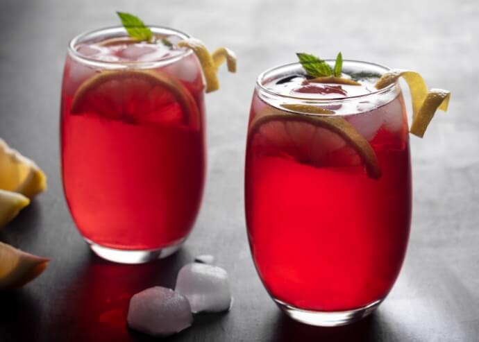 Agua de Jamaica con limón y chía