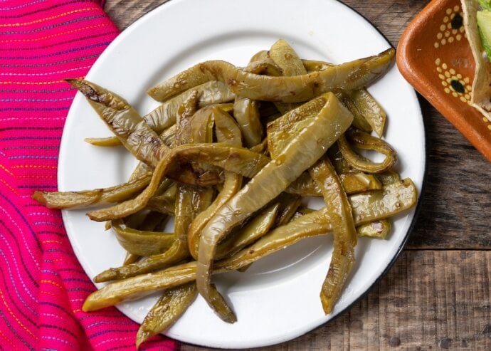 Cebollitas preparadas con nopales asados