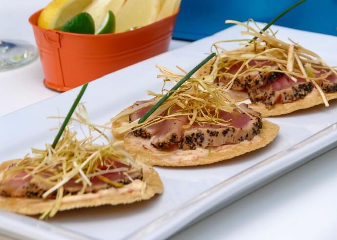 Tostadas de atún con poro frito