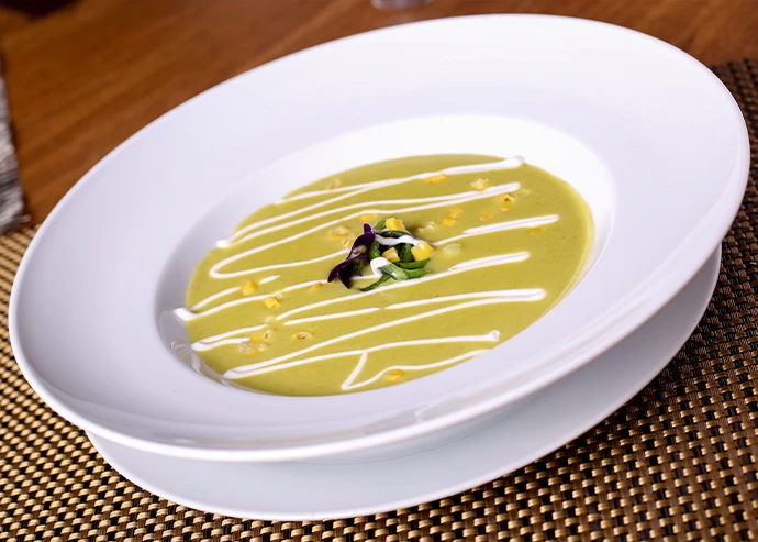 Crema de elote, poblano y huitlacoche.