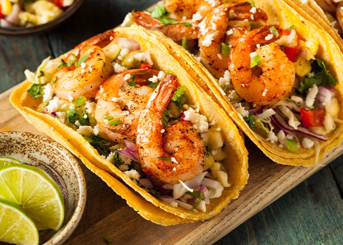 Tacos de camarón enchilado y frijoles