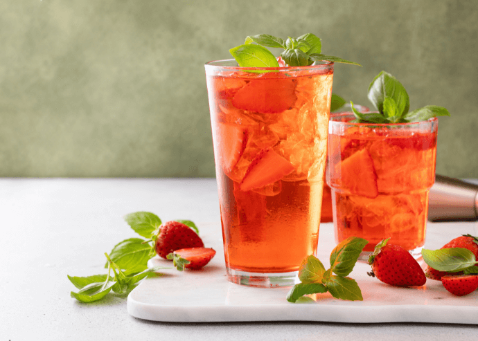Agua de fresa, lima y menta
