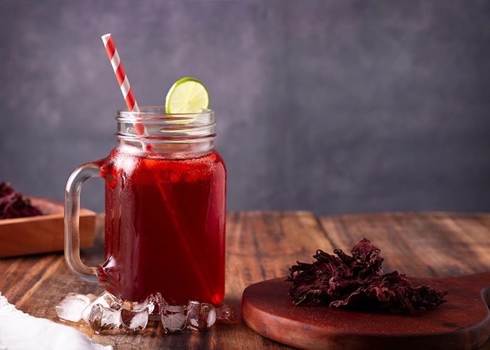 Agua fresca de Jamaica con canela