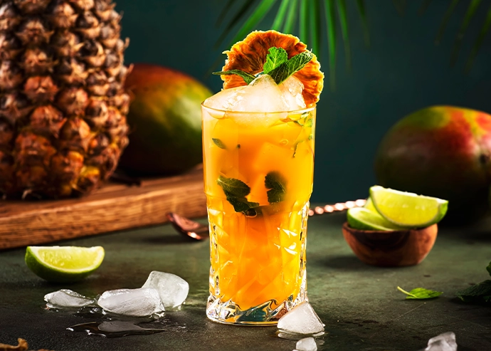 Agua de mango, piña y chía