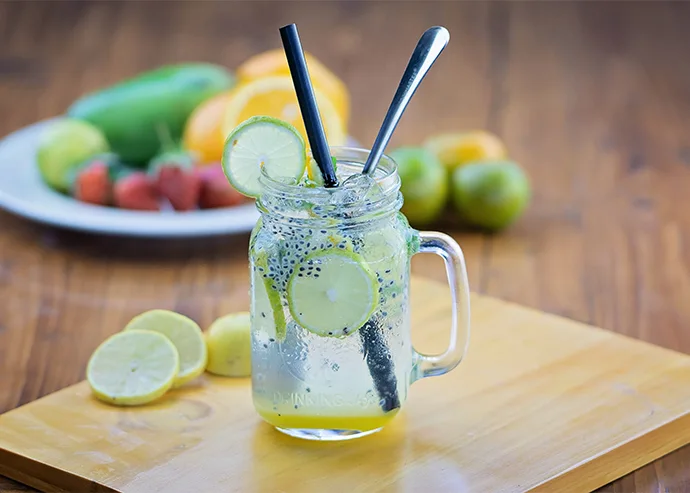 Agua de naranja, pepino, limón y chía