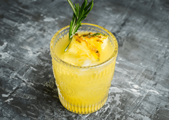 Agua de piña con apio