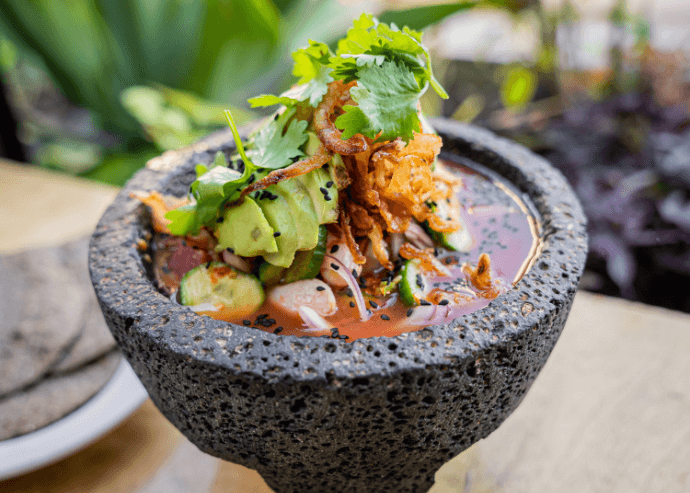 Aguachile negro de langostinos con tostones de plátano