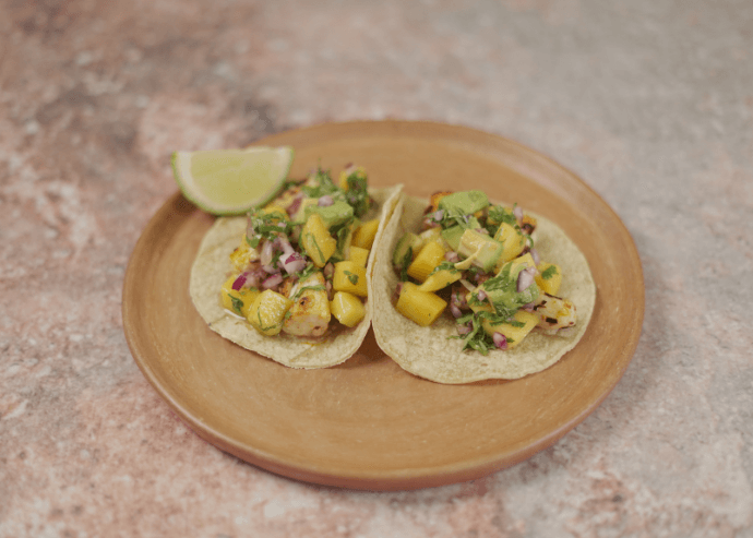 Tacos de pescado con salsa tropical