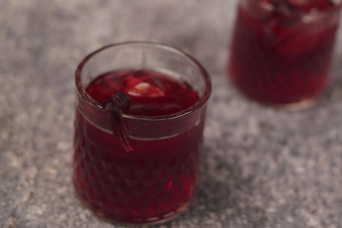 Agua de Jamaica con canela