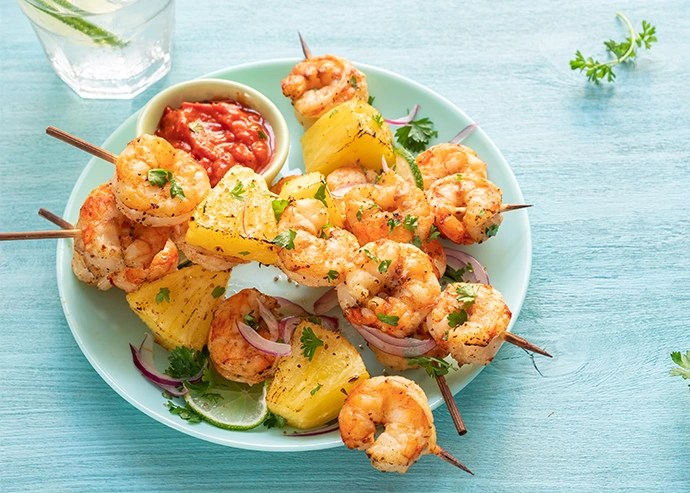 Brochetas de gambas con piña