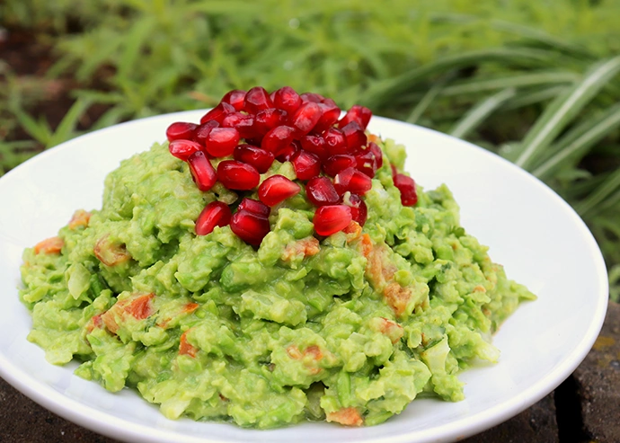 Guacamole ahumado con granada Guacamole ahumado con granada
