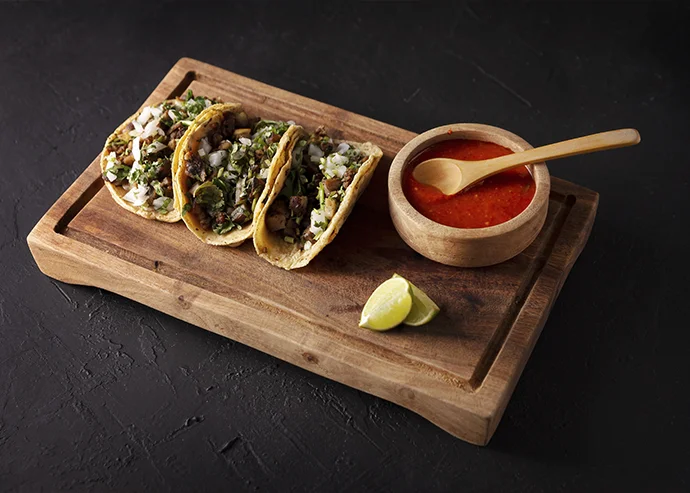 Tacos de carne asada con salsa roja