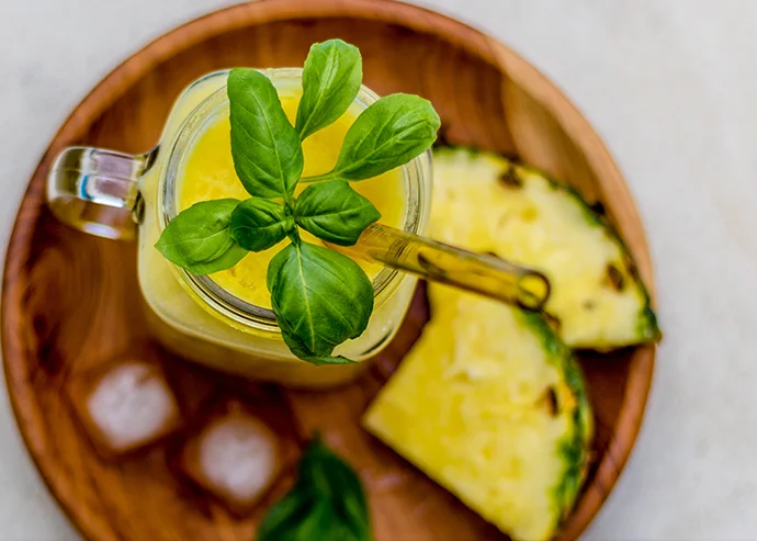 Agua de piña y albahaca