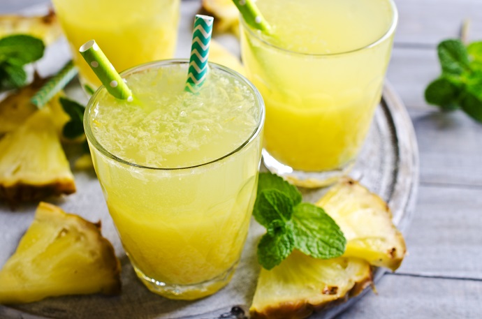 Agua de piña con hierbabuena