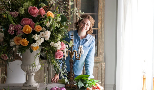 Hecho a mano | Taller: Aprende cómo hacer un arreglo de flores navideño con una pieza artesanal mexicana