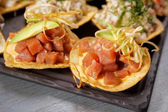 Tostadas de atún con salsa negra de habanero