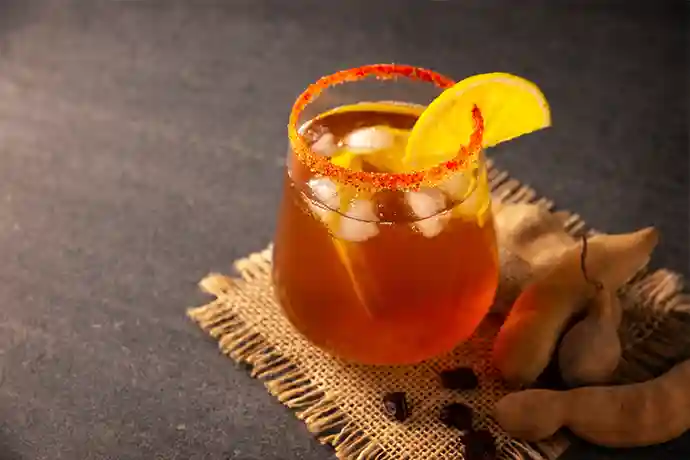 Agua fresca de tamarindo con tajín