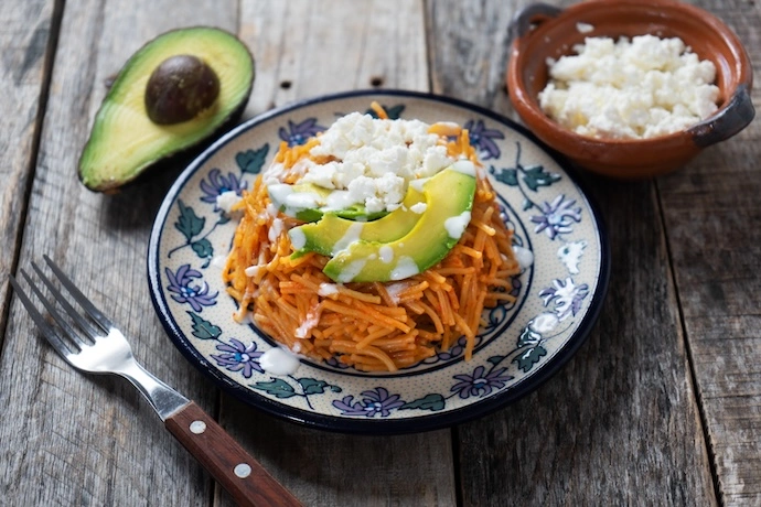 Fideo seco con chorizo y chipotle