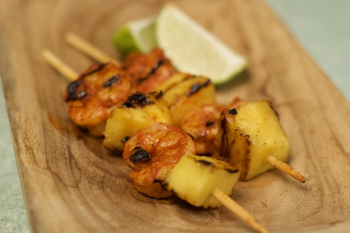 Brochetas de camarón al pastor