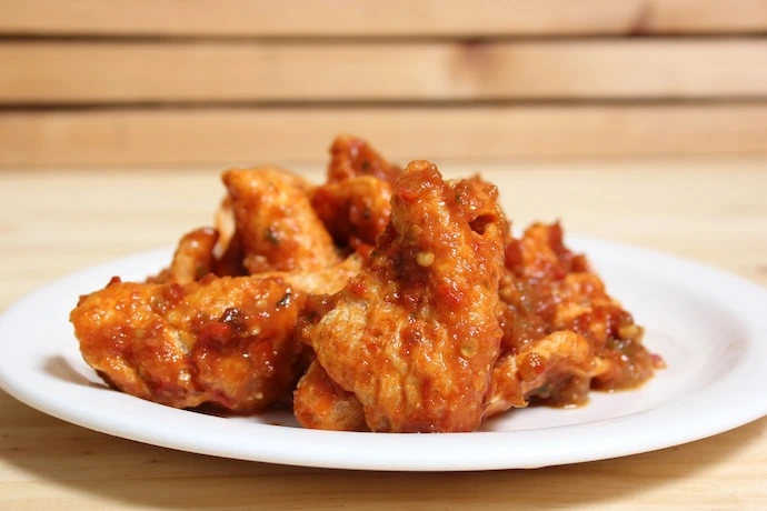 Chicharrón en salsa roja con frijoles de la olla