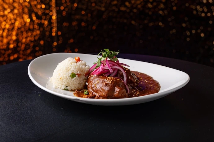 Solomillo de cerdo con mole de guayaba