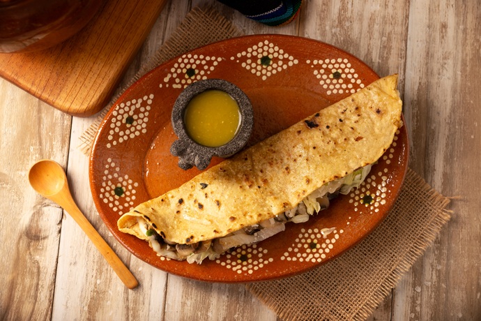 Quesadillas de queso oaxaca y hongos