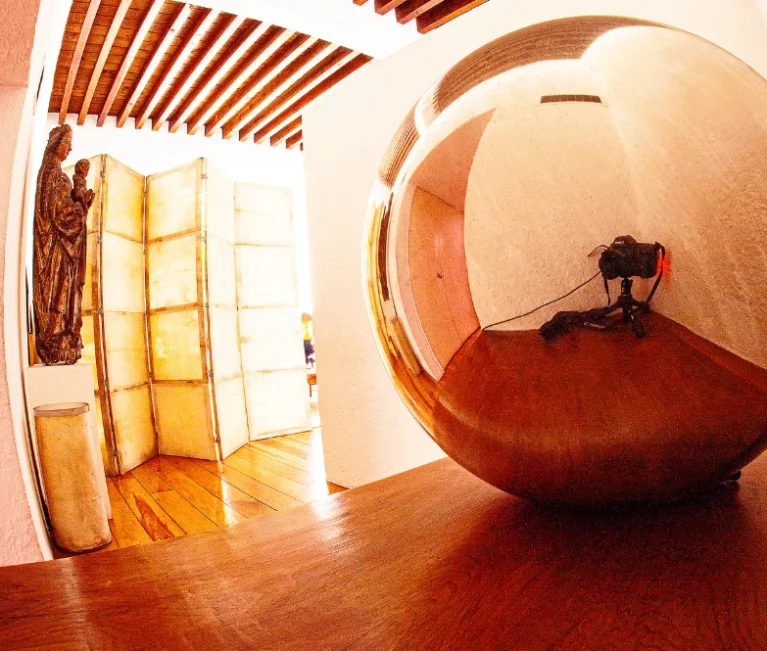 Dúo mexicano referente de la fotografía contemporánea queer en Latinoamérica, Lake Verea, hace homenaje en Casa de México al arquitecto Luis Barragán con la exposición Adorado Barragán